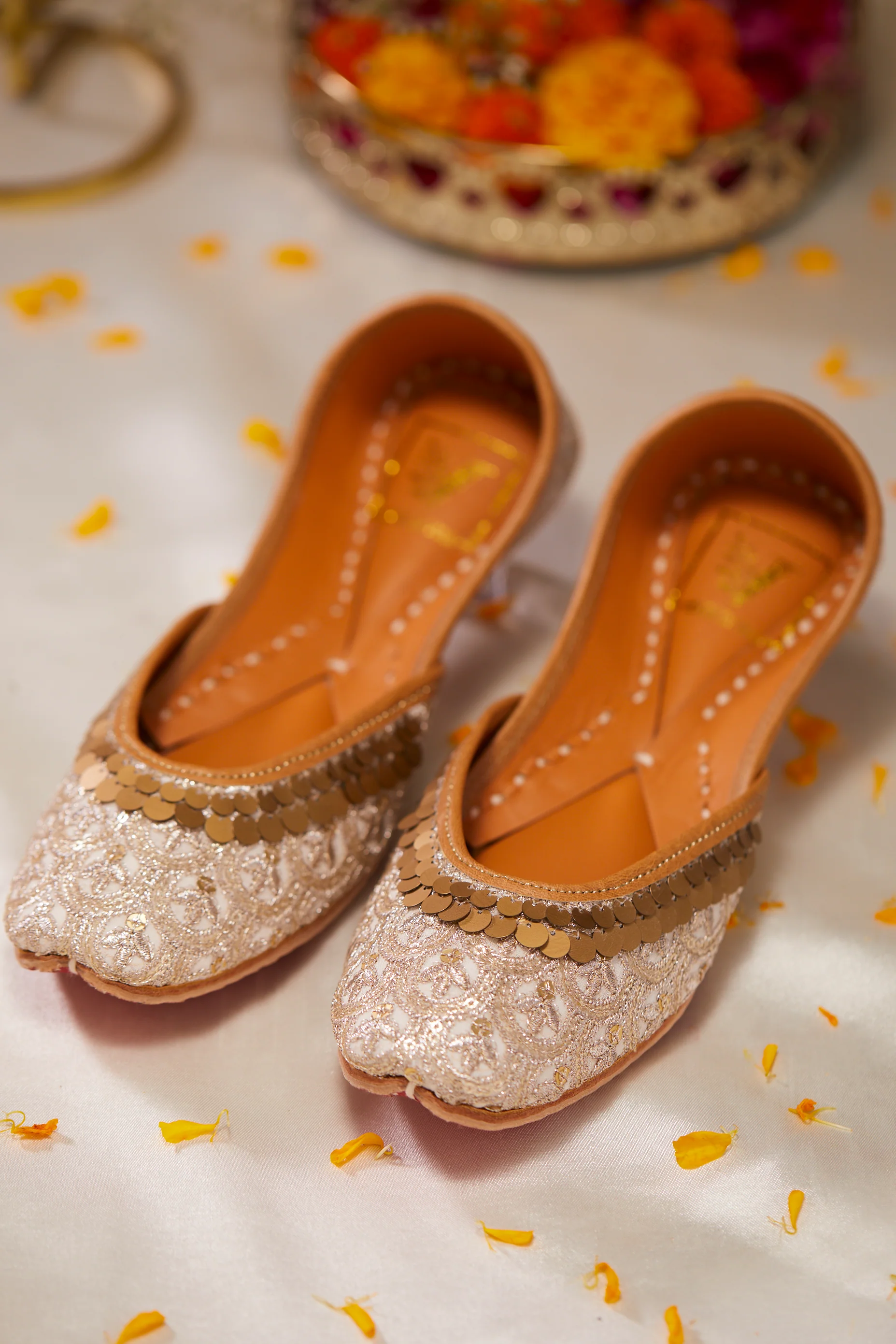 Aabroo Juttis - Image 4