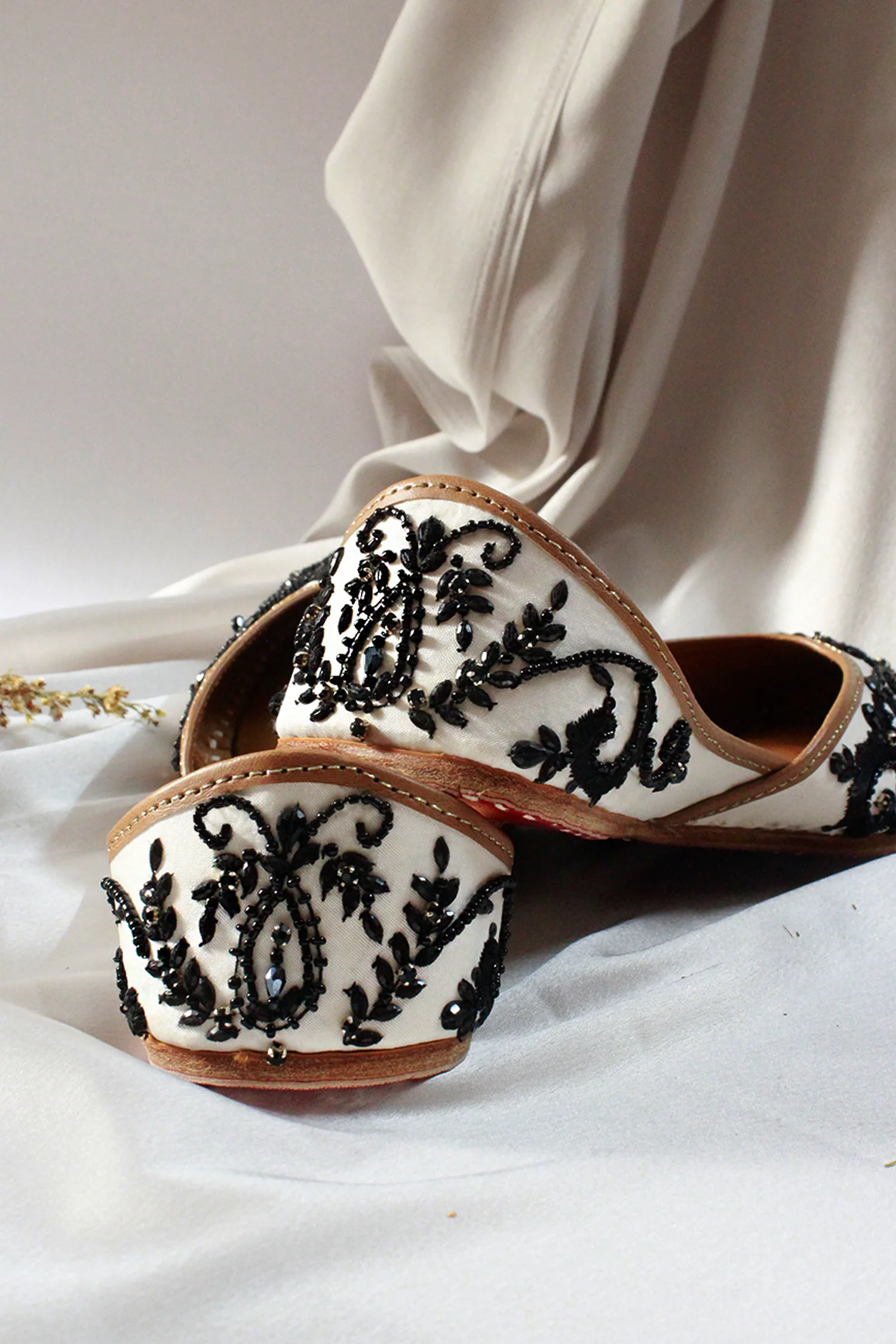 Noor Zahira Juttis & Handbag Combo - Image 6