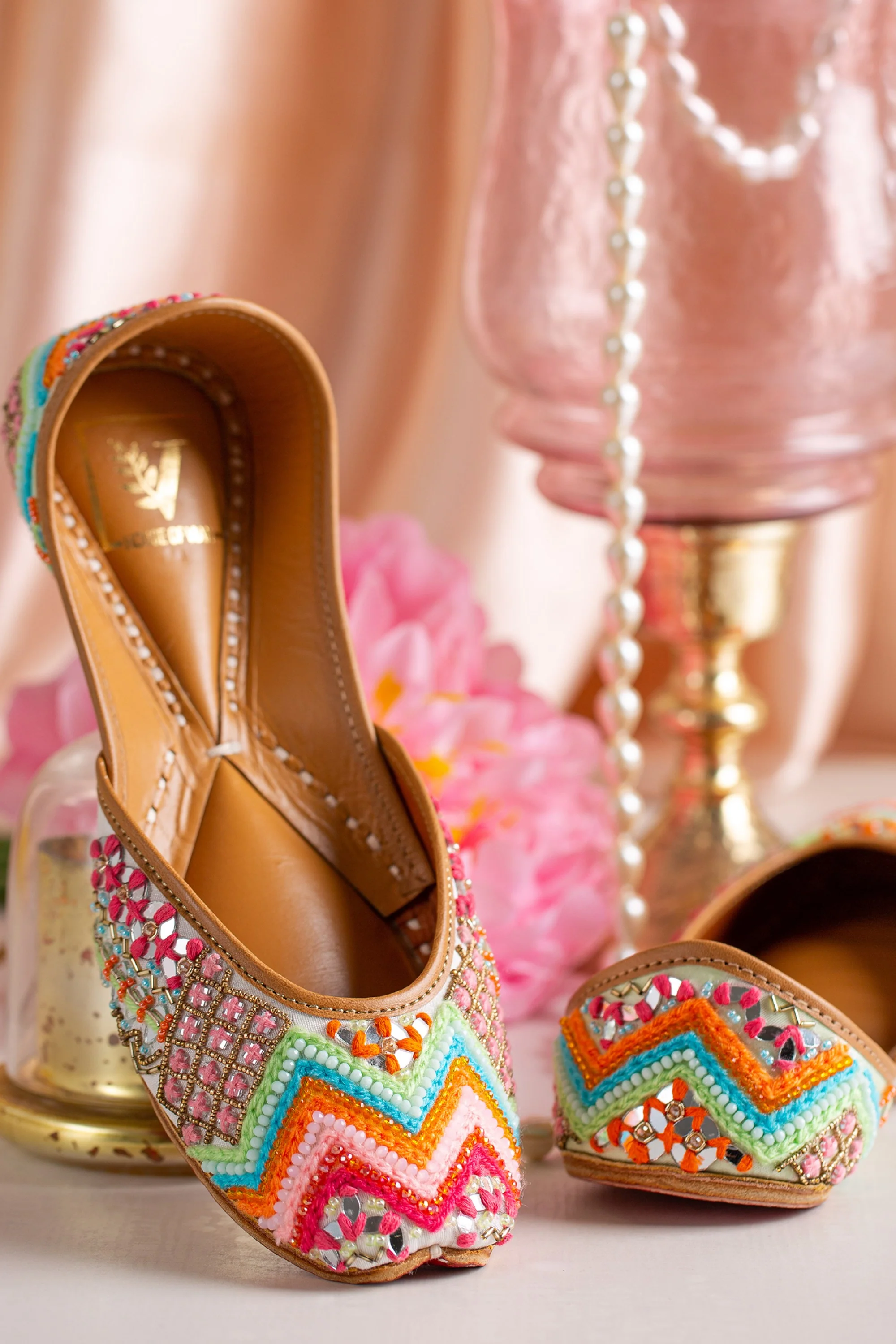 Rangeela Juttis & Handbag Combo - Image 3